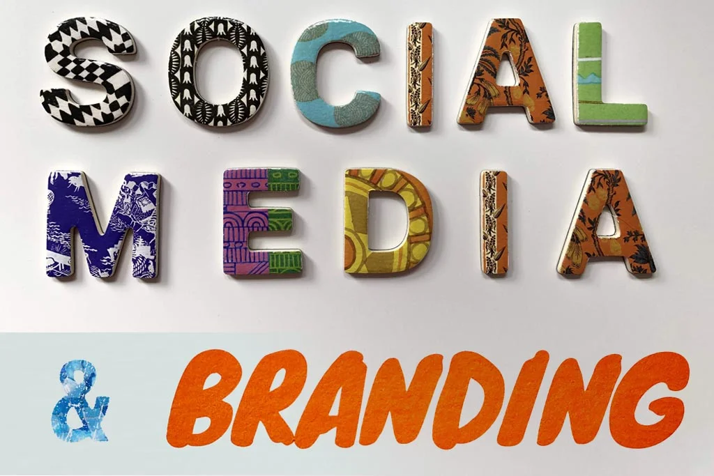 Sosyal Medya Markalaşması Duvarda seramik karolar olarak yazılıyor