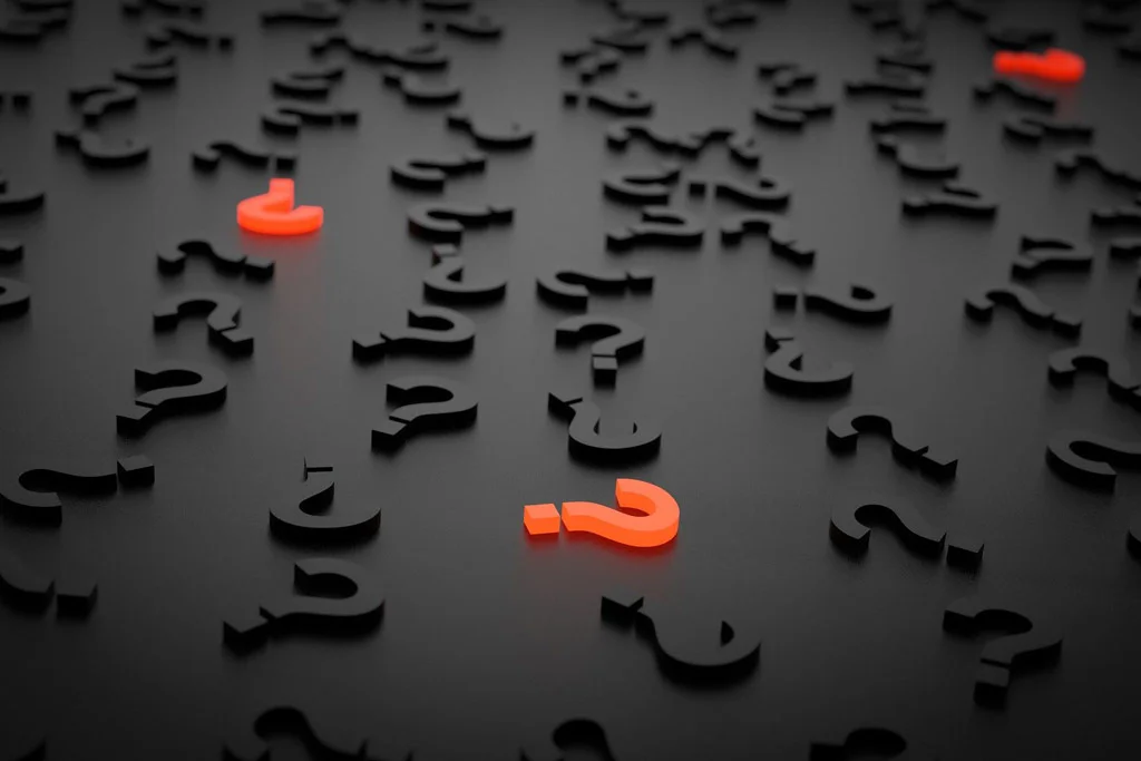 un mucchio di punti interrogativi 3D disposti casualmente su una superficie nera