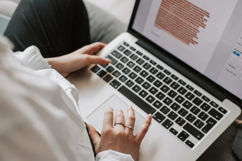 Persona che lavora su un laptop