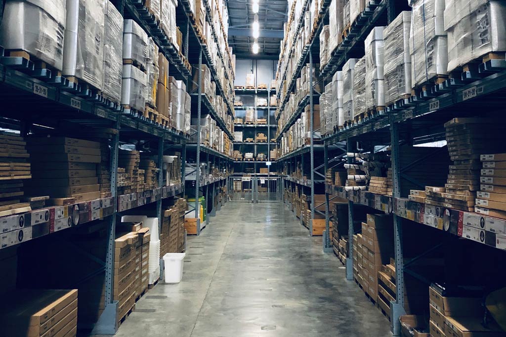 l'isola del magazzino è piena di pallet