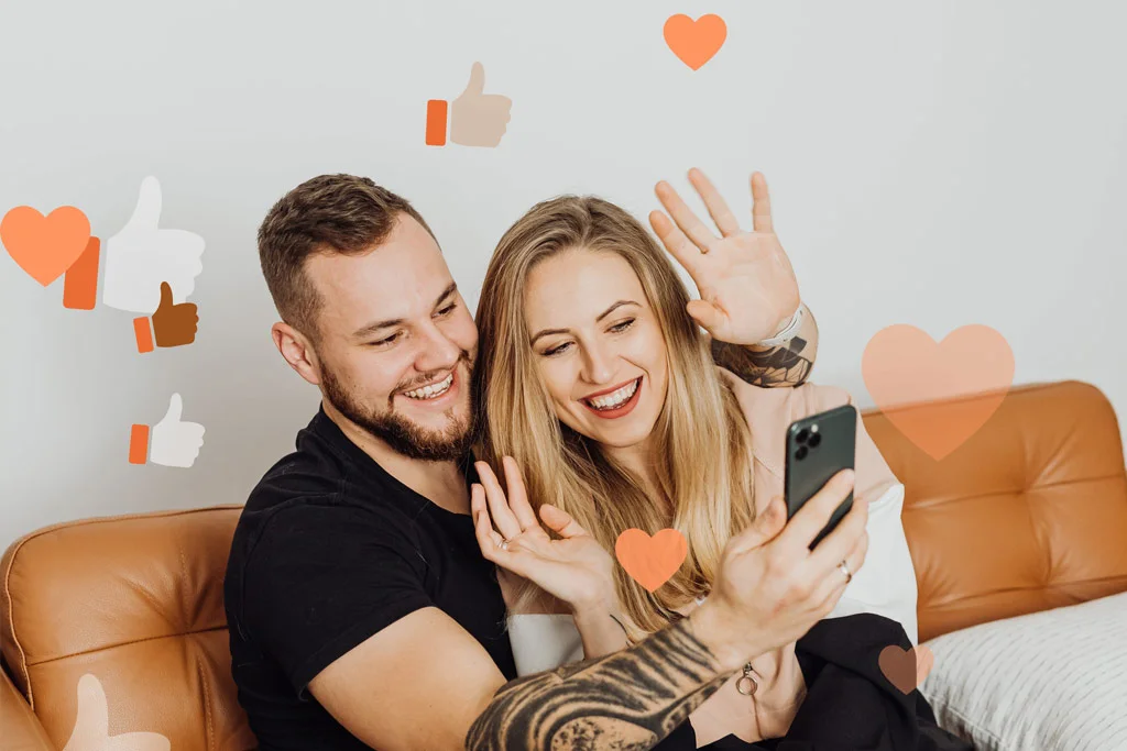 Due persone FaceTiming qualcuno