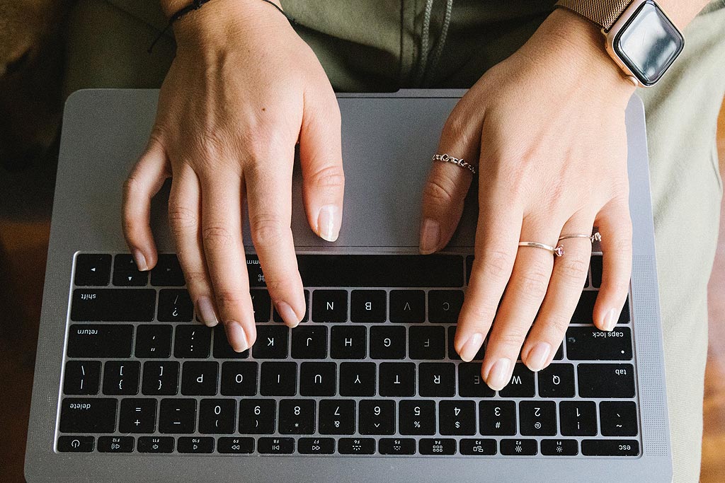 Persona che digita su un computer