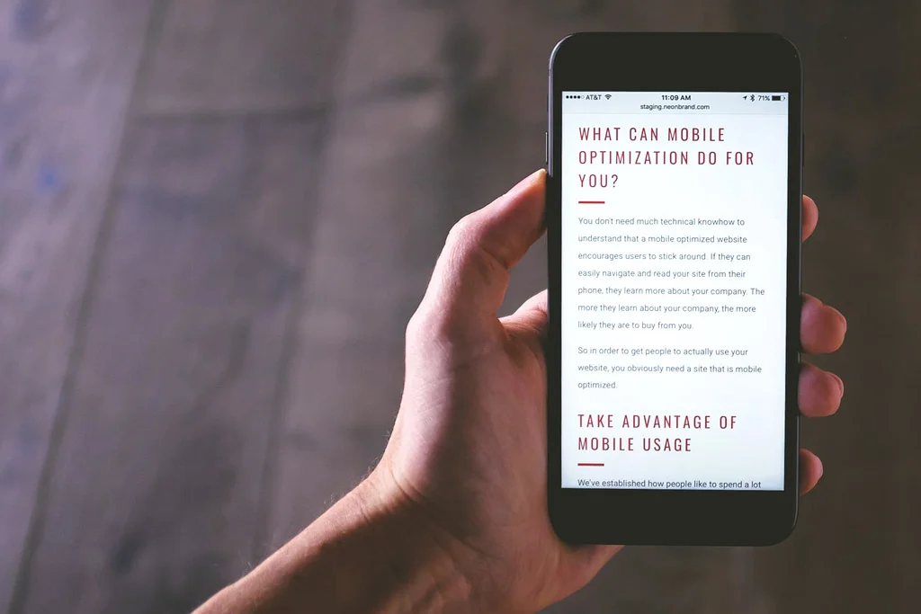 Persona che utilizza un dispositivo mobile