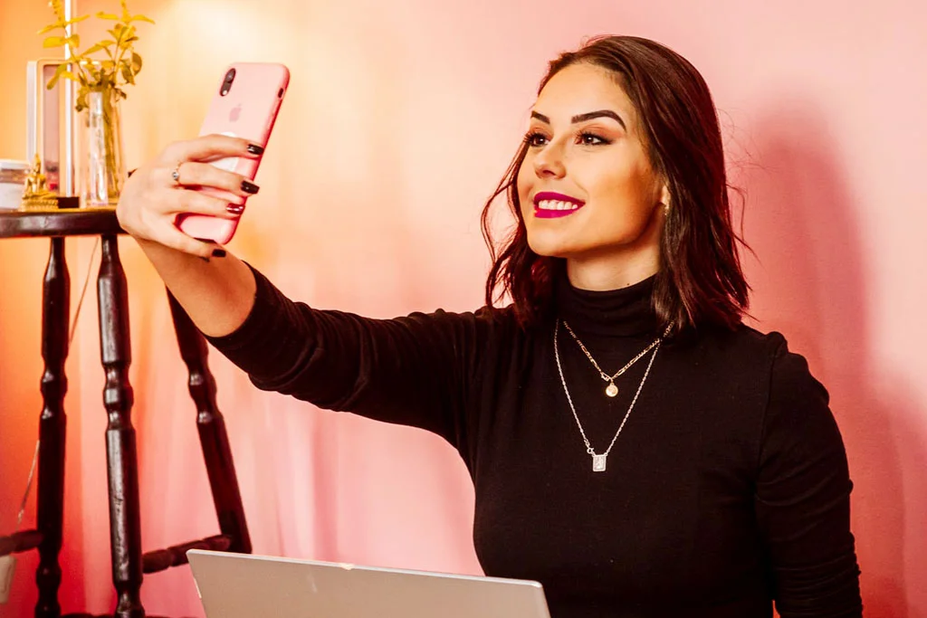 Persona che si fa un selfie