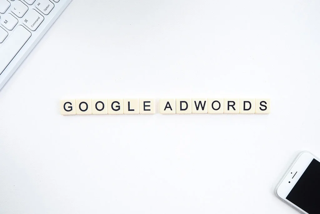 Pezzi di Scrabble disposti spiegando Google Adwords
