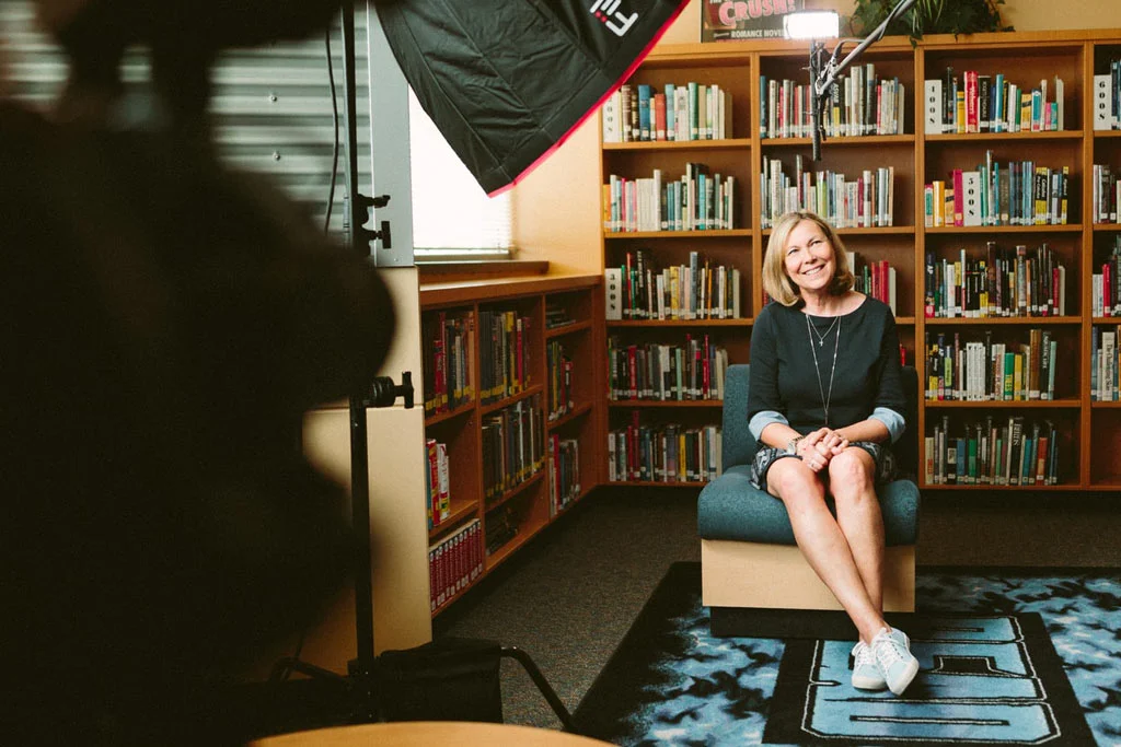 Una persona seduta intervistata dalla telecamera