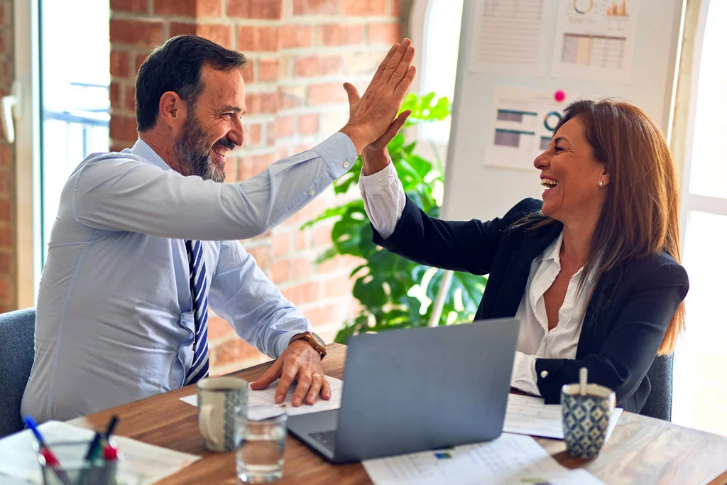 Duas pessoas cumprimentando