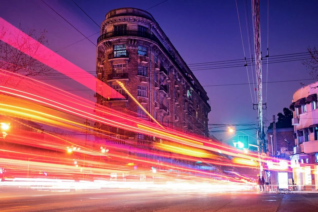uma estrada à noite com carros passando rapidamente