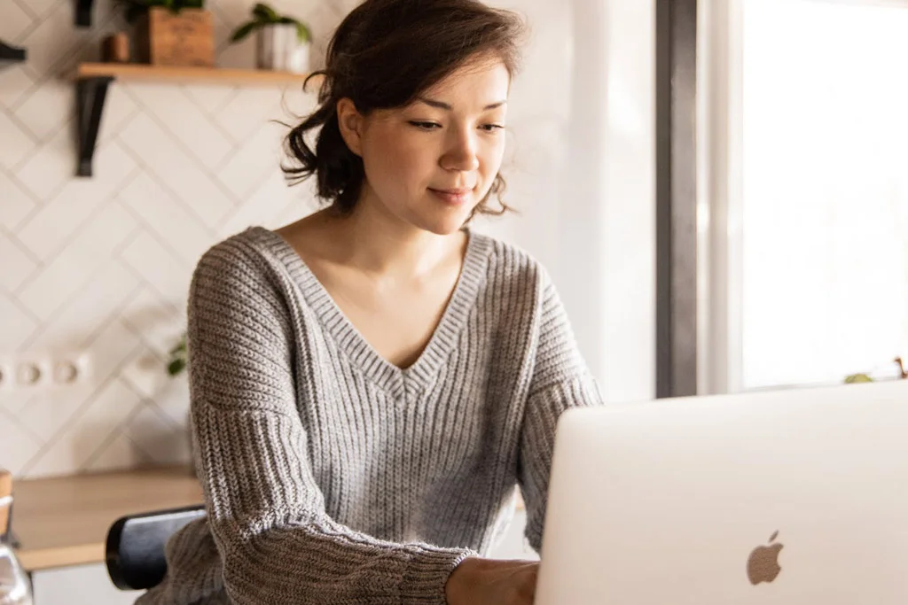 Pessoa digitando em um computador
