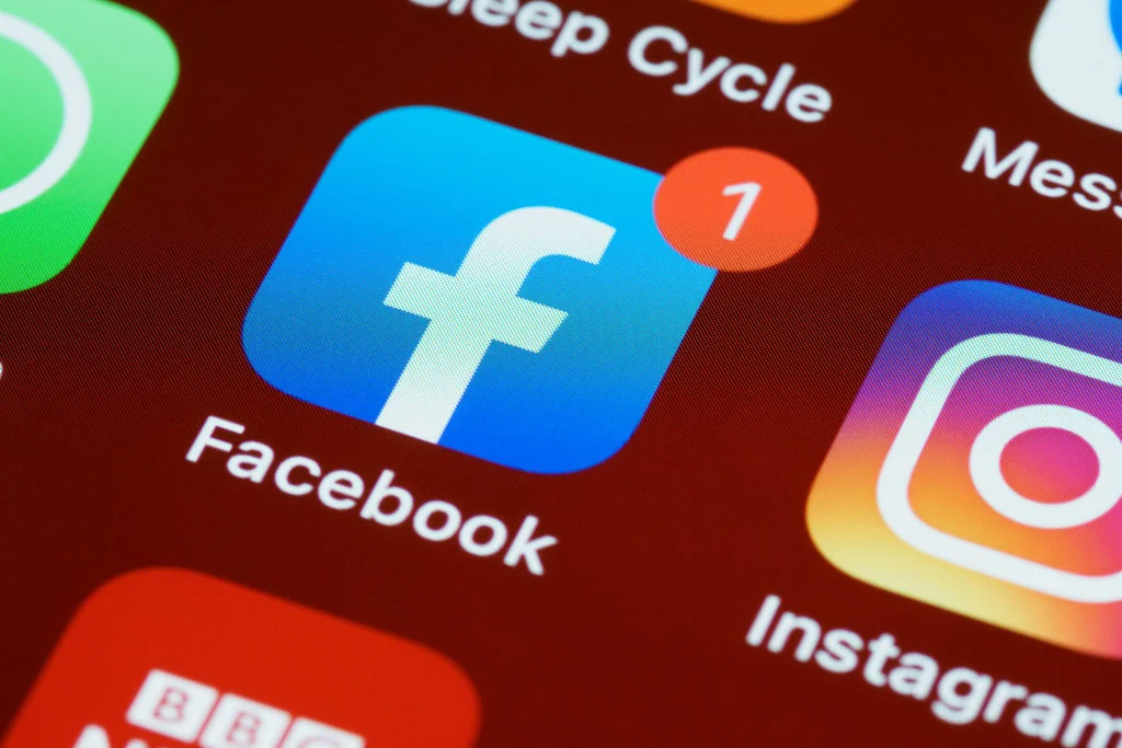 telefon cu aplicația Facebook pe el