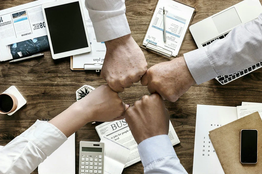 สี่คนกำปั้นกระแทกพร้อมกัน