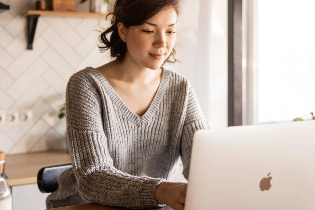 คนนั่งทำงานที่โต๊ะคอมพิวเตอร์