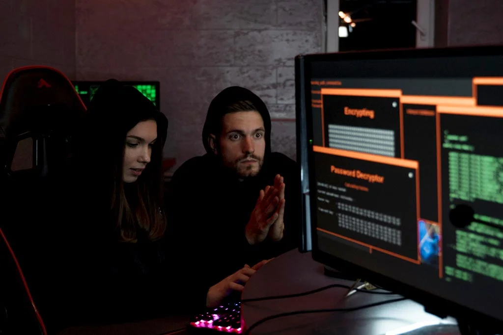 doi oameni sparg un computer