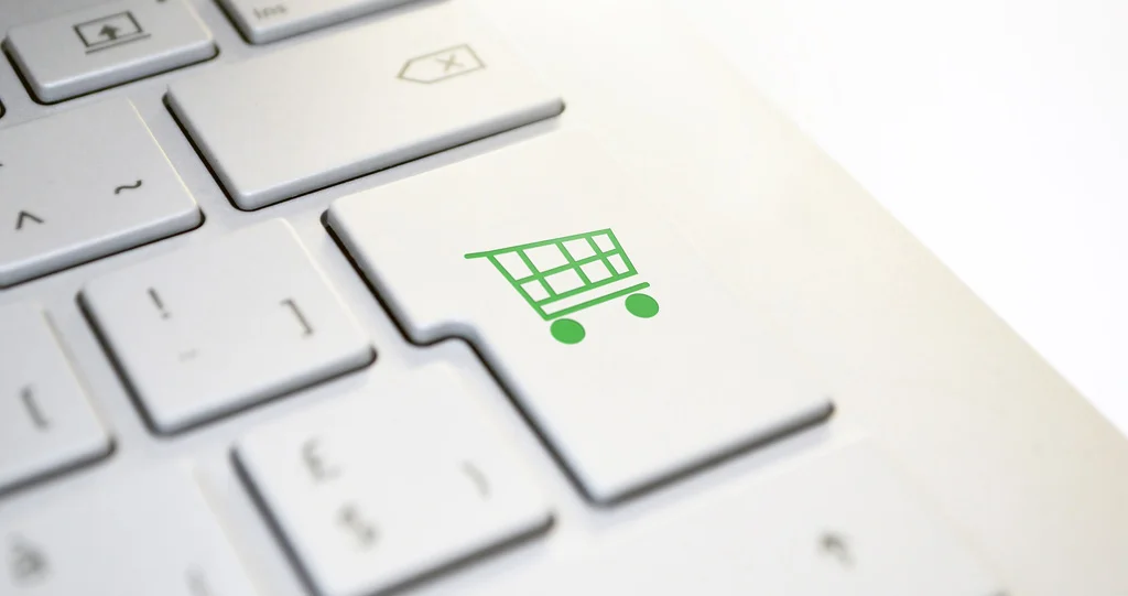 tastatură cu un coș de cumpărături ca tastă