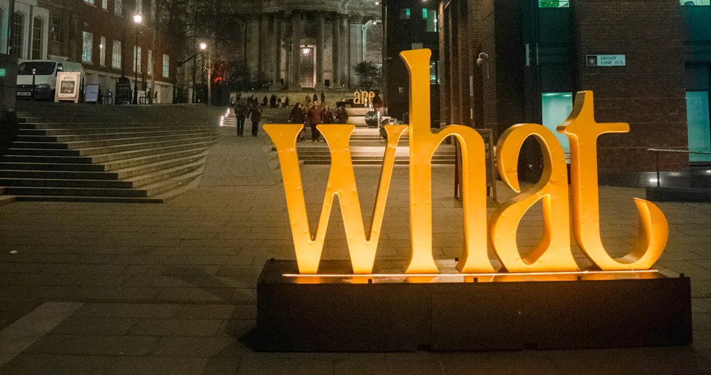 un semn în aer liber pe care scrie Ce?