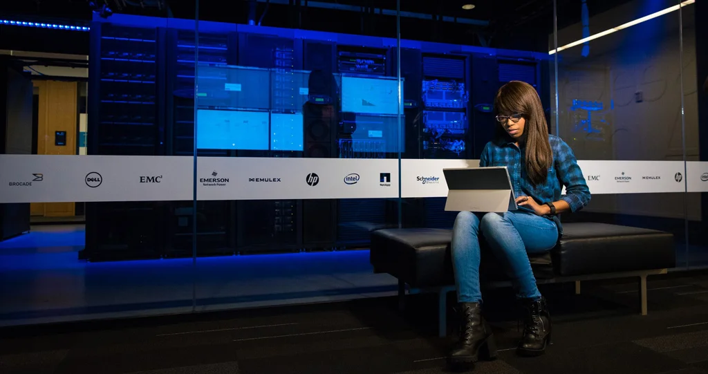 Persoană care lucrează pe o stivă de server