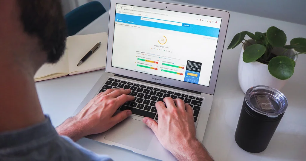 persoană care face teste de viteză a paginii pe un computer