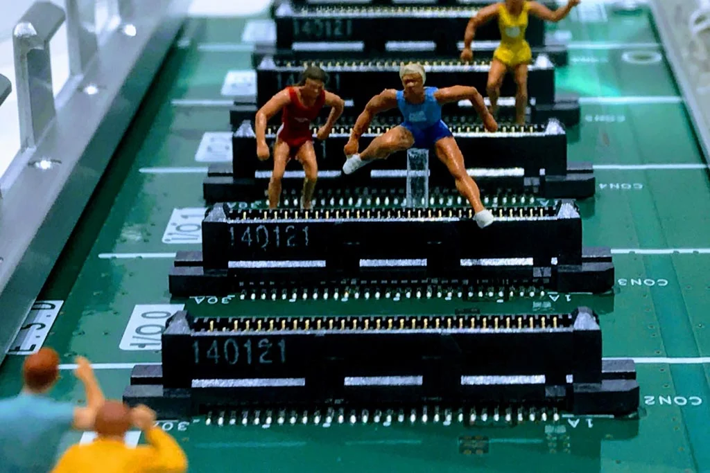 Spielzeug rast über elektronische Bauteile auf einer Platine