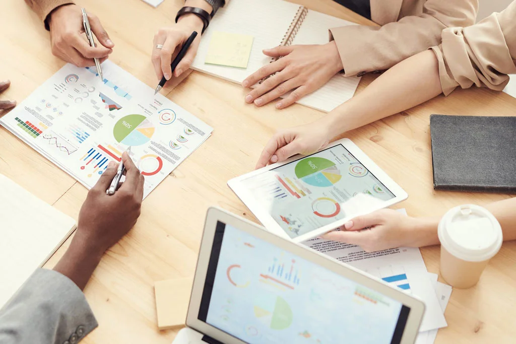 الناس يعملون معًا على مخطط دائري