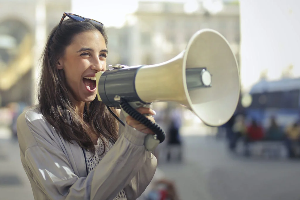 شخص يصيح في مكبر الصوت