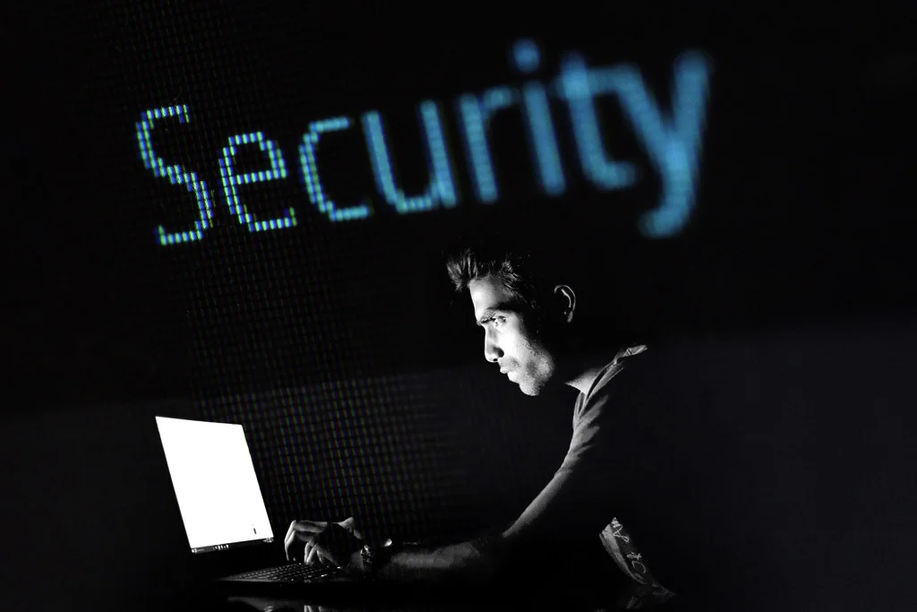 شخص يتطفل بكلمة الأمن من ورائه