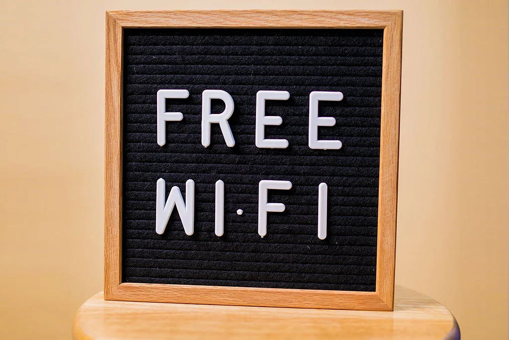un cartello con scritto wifi gratuito sopra