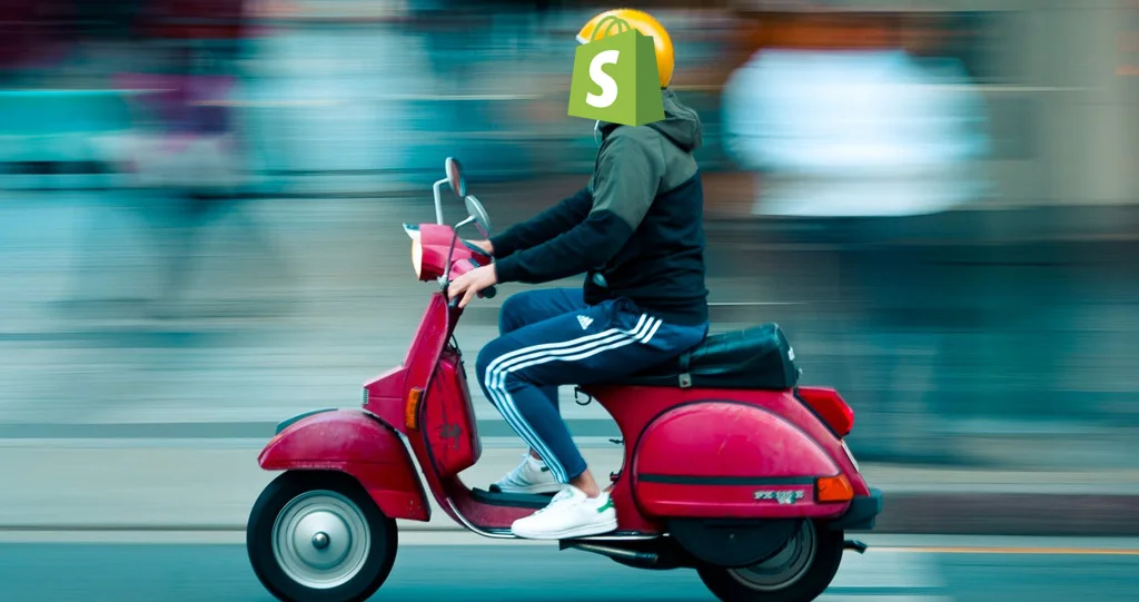 Shopify حقيبة على رأس شخص يركب دراجة بخارية