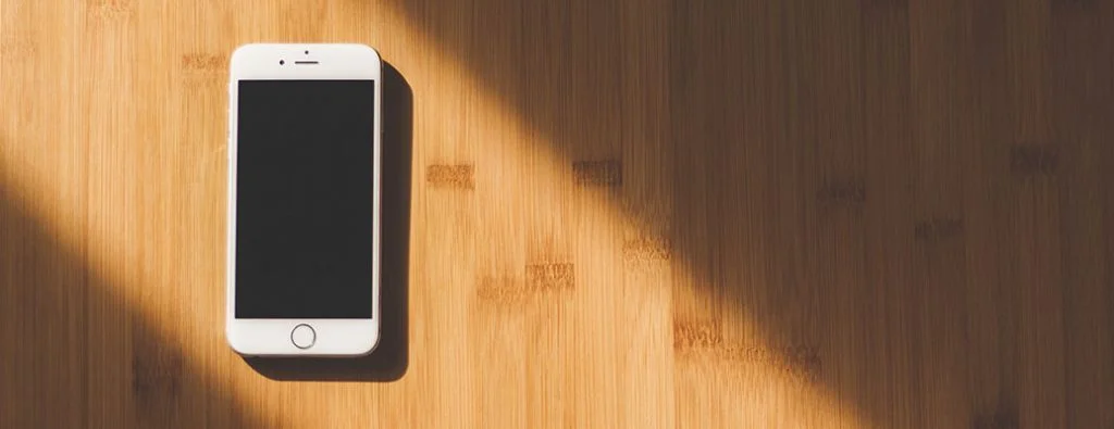 الهاتف الذكي على الطاولة