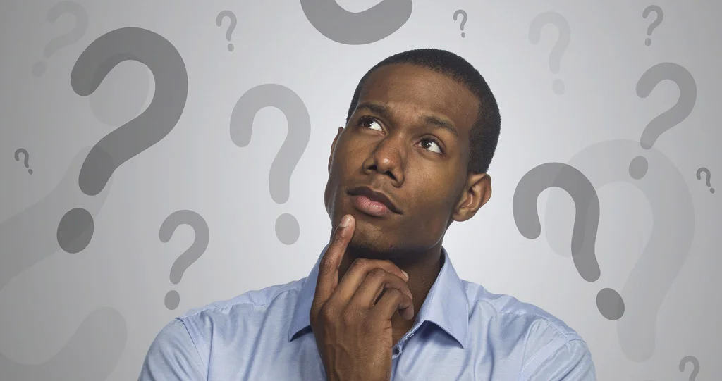 يفكر الشخص بعلامات استفهام من حوله