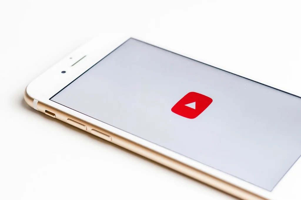 Telefono con il logo di youtube su di esso