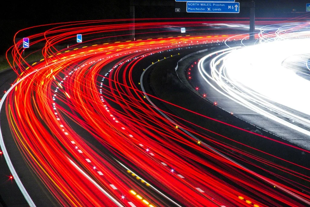 Auto che sfrecciano veloci. strada di notte
