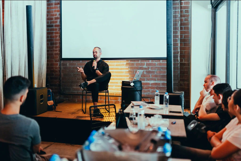 Persona su un palco che insegna una classe