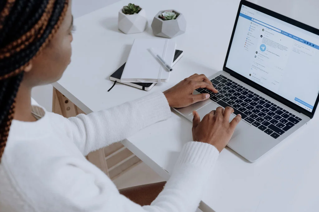 persona che lavora su un laptop alla scrivania