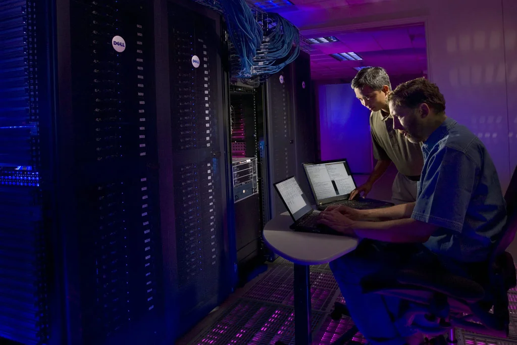 Due persone che lavorano su un server