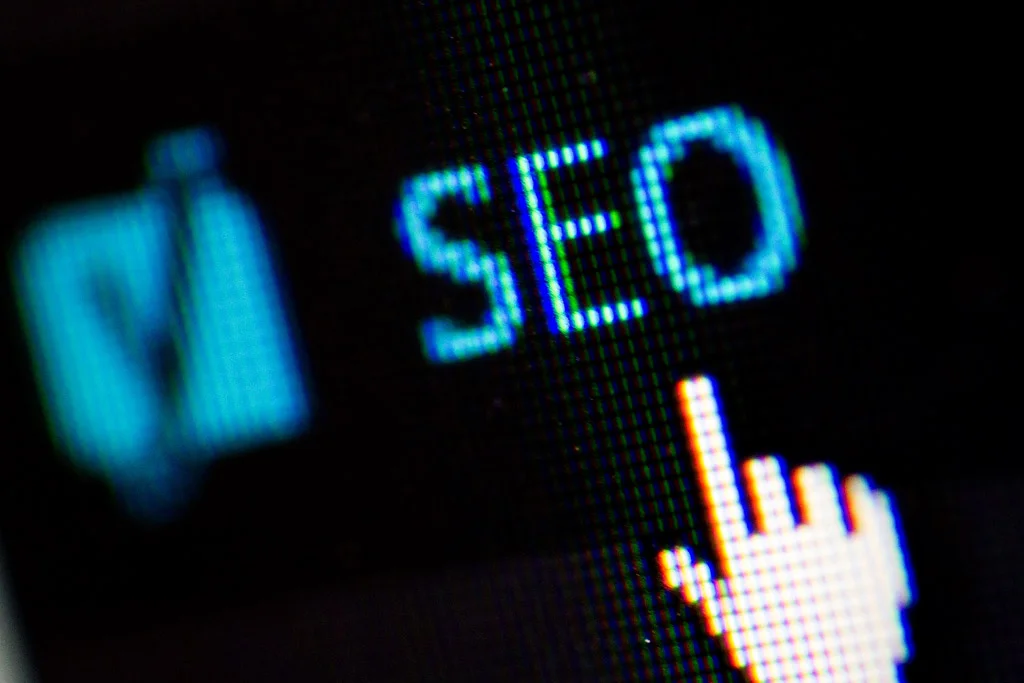 SEO sullo schermo di un computer esploso