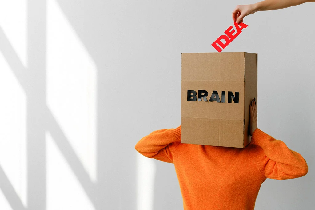 将“想法”一词放入一个写着“大脑”的盒子中的人