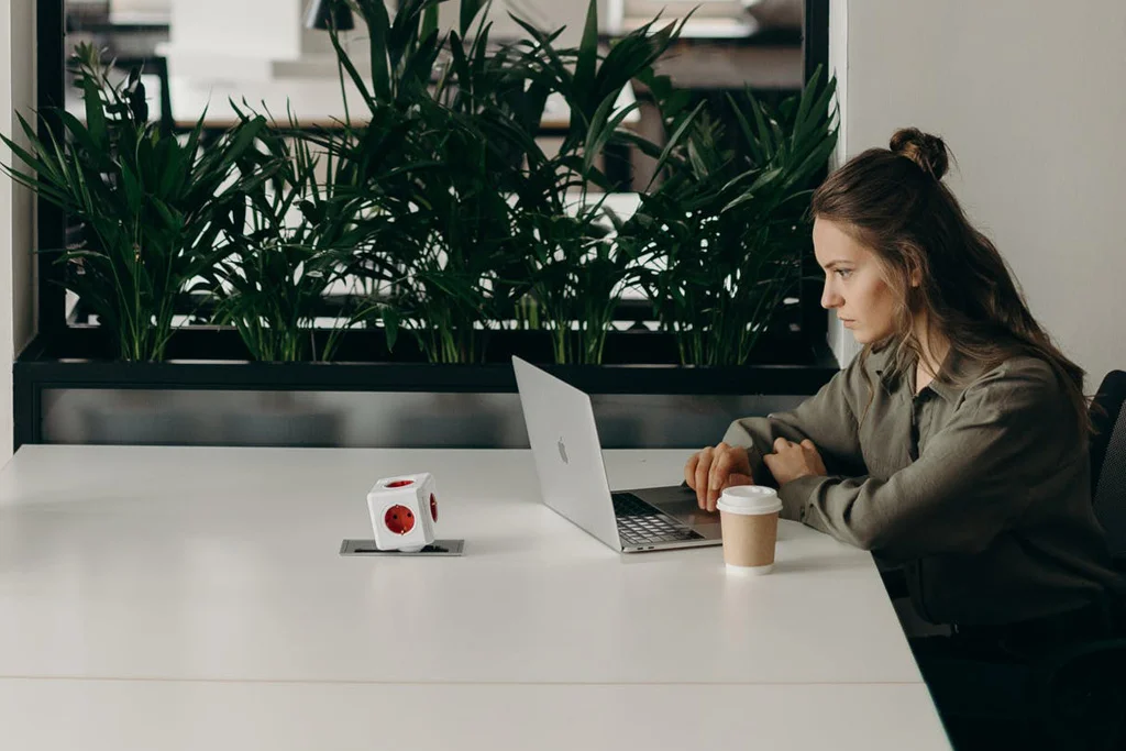 在咖啡桌上使用电脑的人