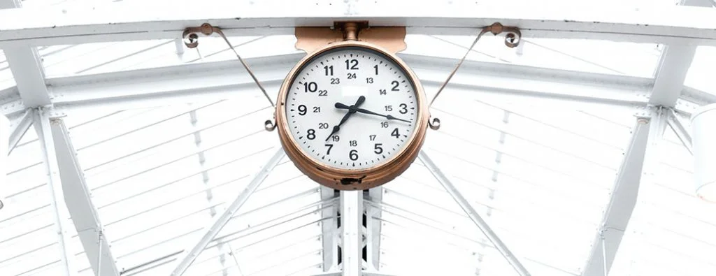 un orologio in un edificio