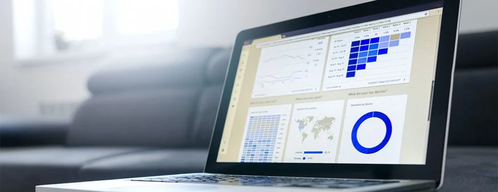 Grafici e grafici di dati su un computer