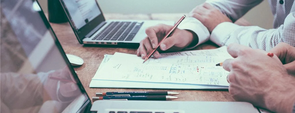 Due persone che lavorano insieme sui computer