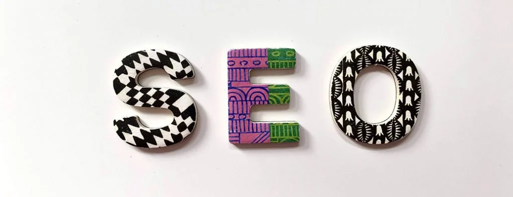 SEO Scritto usando lettere di ceramica