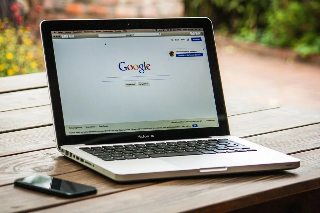 google abierto en la pantalla de un portátil