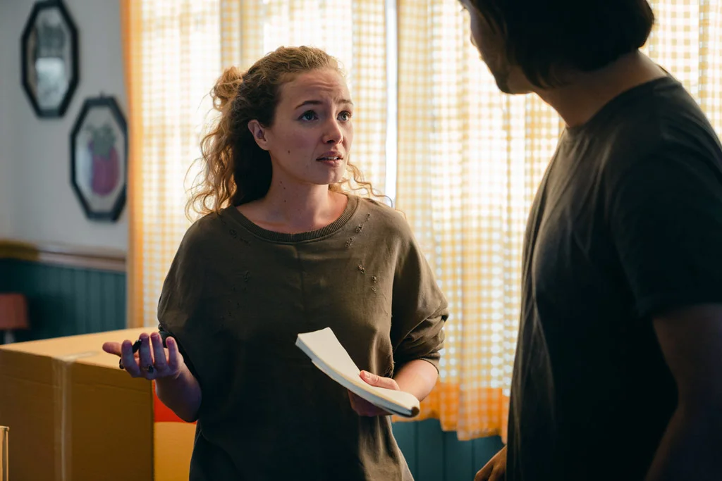 心配そうなチェックリストを持っている人