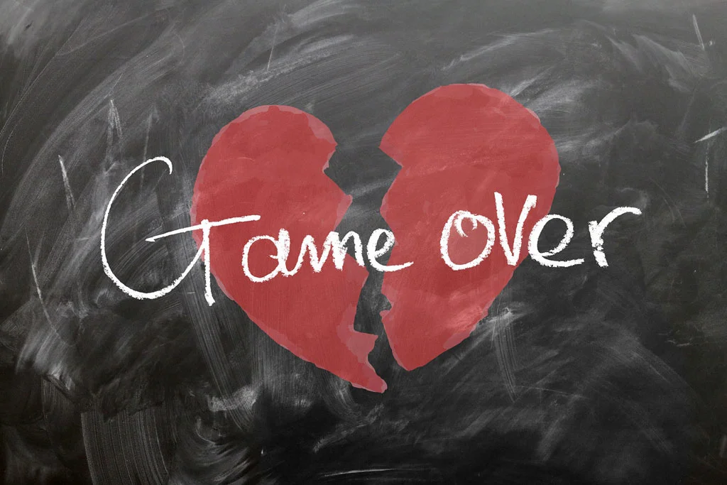 上に書かれた白のゲームオーバーで黒板に描かれた失恋を読んだ