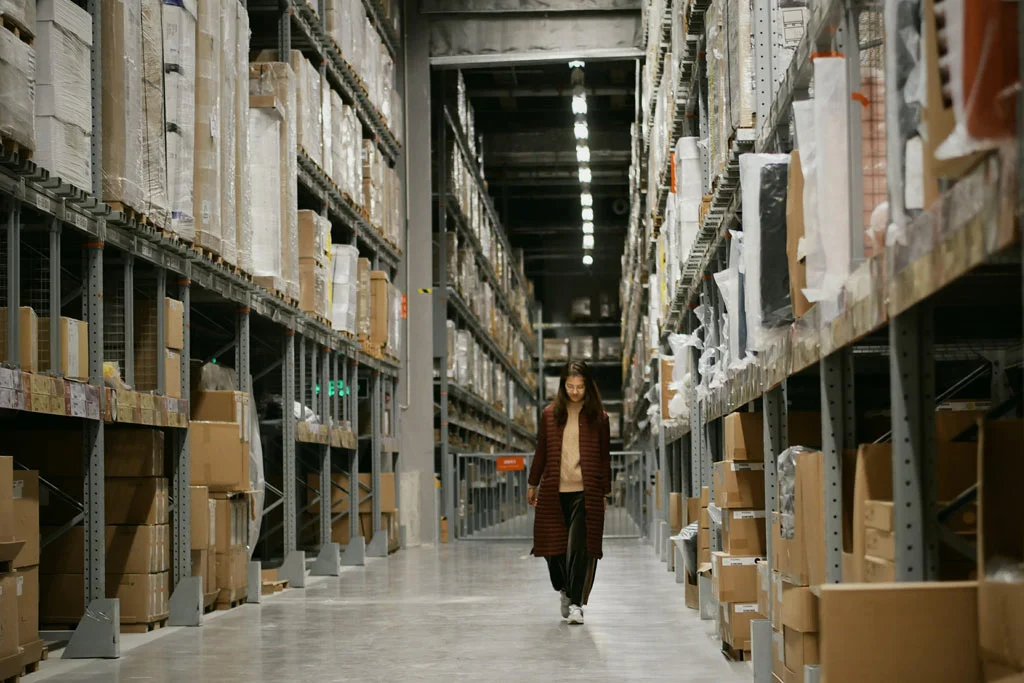 倉庫を歩いている人