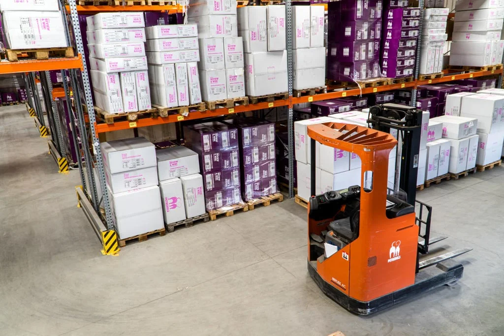 倉庫を通り抜けるフォークリフト