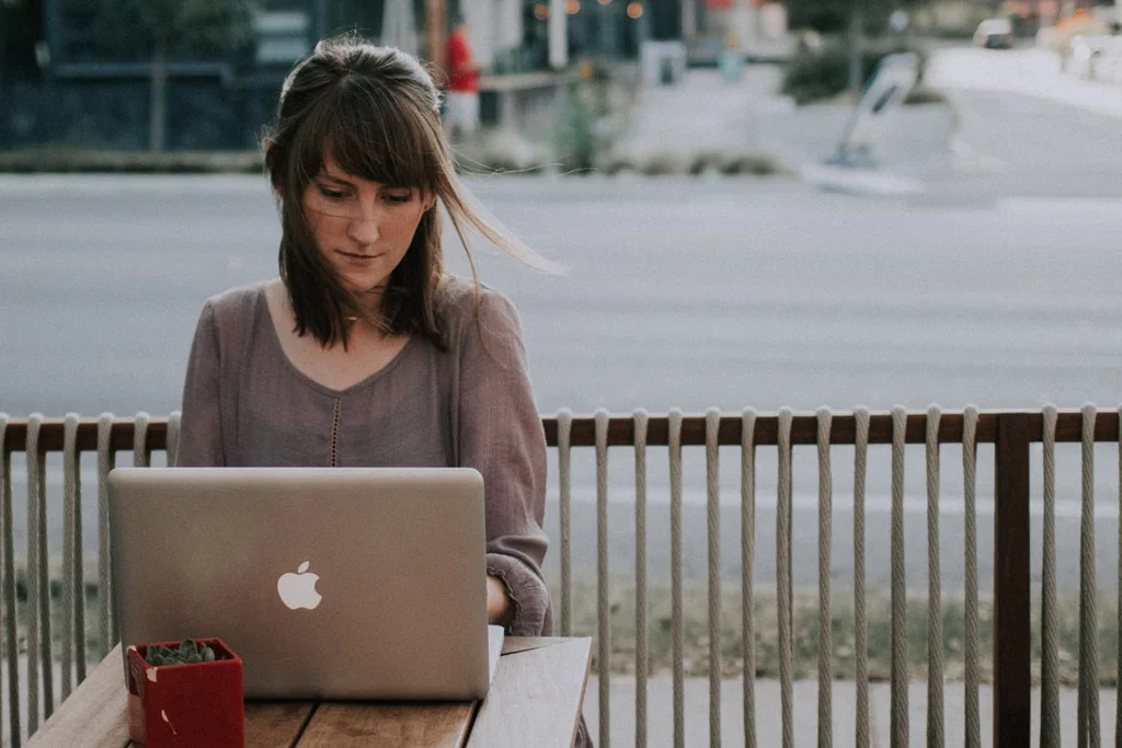 コンピューターで作業している外部の人