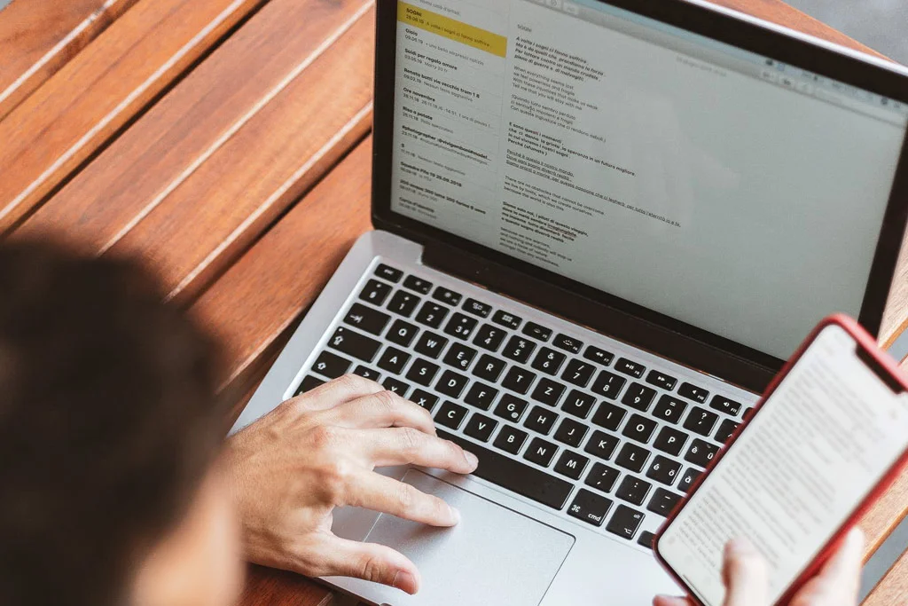 誰かがそこにメールをチェックしている