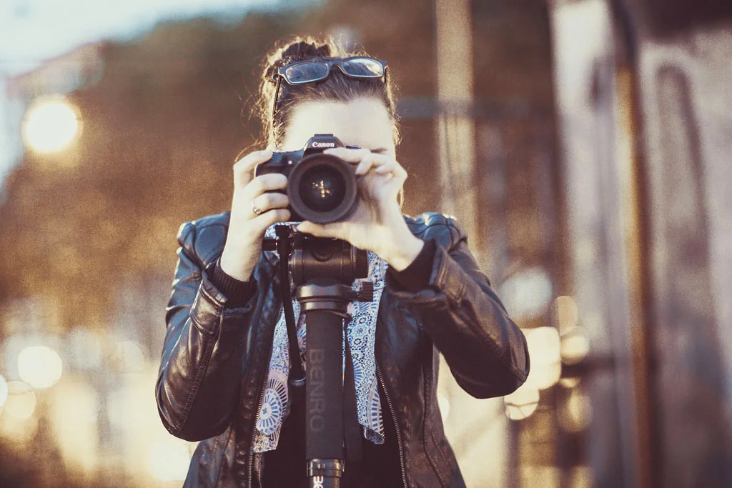 Persona che scatta una foto con una fotocamera