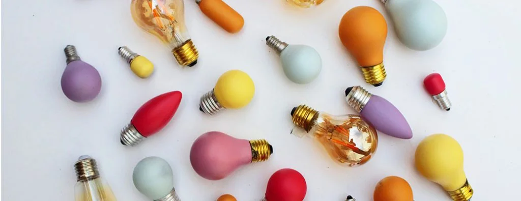 un tas d'ampoules de couleurs différentes éparpillées